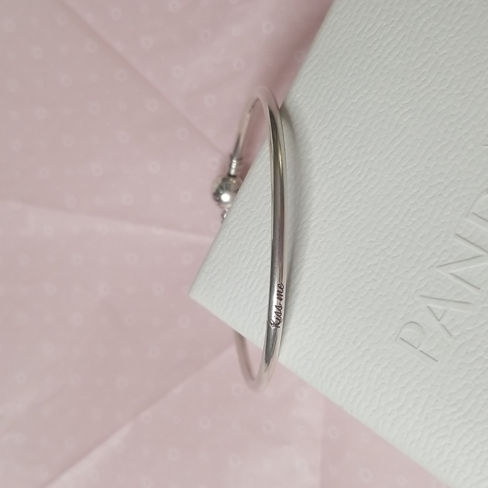 Ltd Ed. PANDORA Kiss Me Bangle